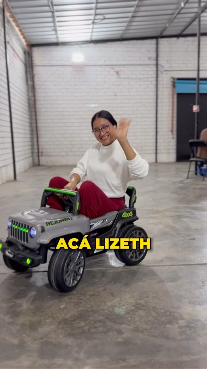 Cliente Lizeth con solo 18 años importo carros electricos para niños